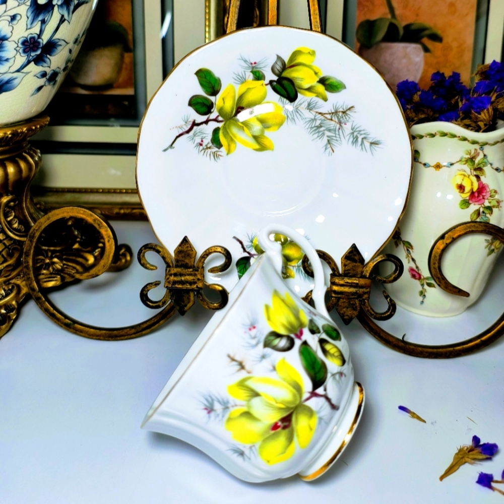 Vintage 1950s, FINEST Royal Imperial ENGLAND.Tea Cup and Saucer.   Excellent co